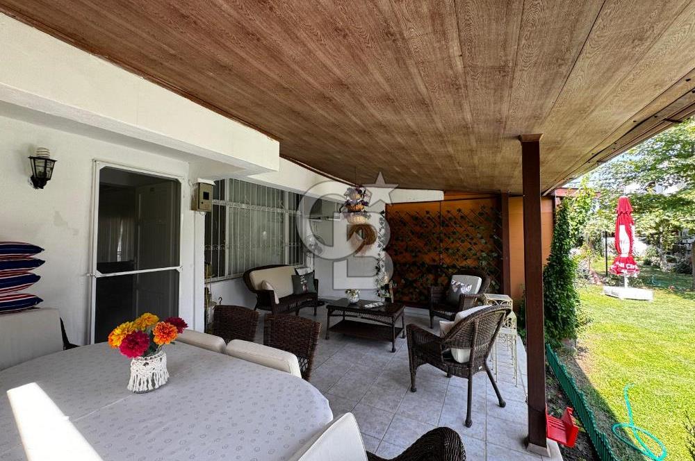 Havuzlu Site İçerisinde 3+1 Verandalı Bahçeli Villa