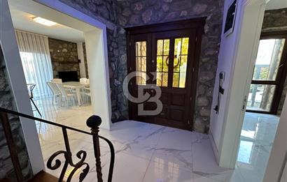 Urla İçmeler'de Denize Nazır Müstakil Havuzlu Satılık Taş Villa