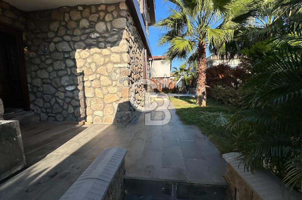 Urla İçmeler'de Denize Nazır Müstakil Havuzlu Satılık Taş Villa