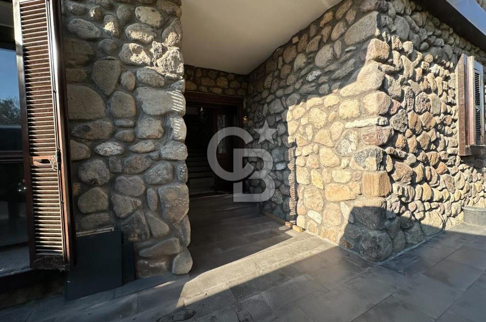 Urla İçmeler'de Denize Nazır Müstakil Havuzlu Satılık Taş Villa