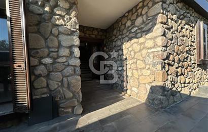 Urla İçmeler'de Denize Nazır Müstakil Havuzlu Satılık Taş Villa