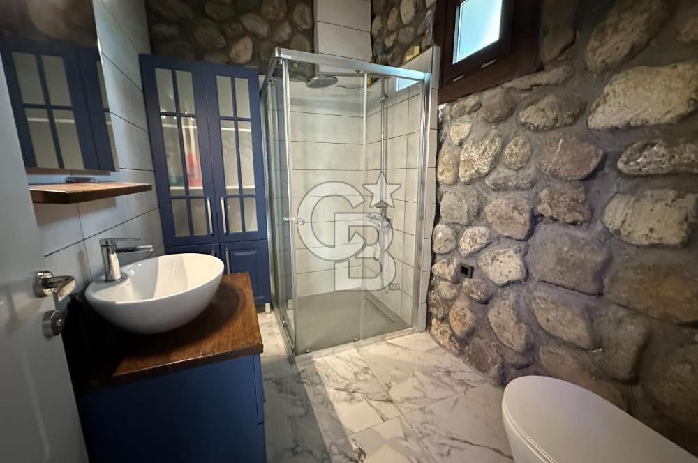 Urla İçmeler'de Denize Nazır Müstakil Havuzlu Satılık Taş Villa