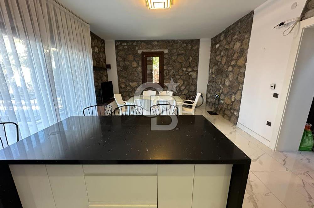 Urla İçmeler'de Denize Nazır Müstakil Havuzlu Satılık Taş Villa