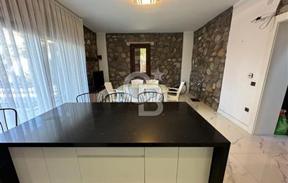 Urla İçmeler'de Denize Nazır Müstakil Havuzlu Satılık Taş Villa
