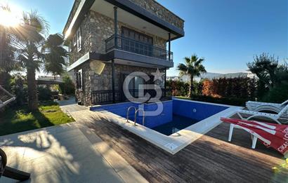 Urla İçmeler'de Denize Nazır Müstakil Havuzlu Satılık Taş Villa