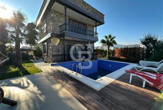 Urla İçmeler'de Denize Nazır Müstakil Havuzlu Satılık Taş Villa