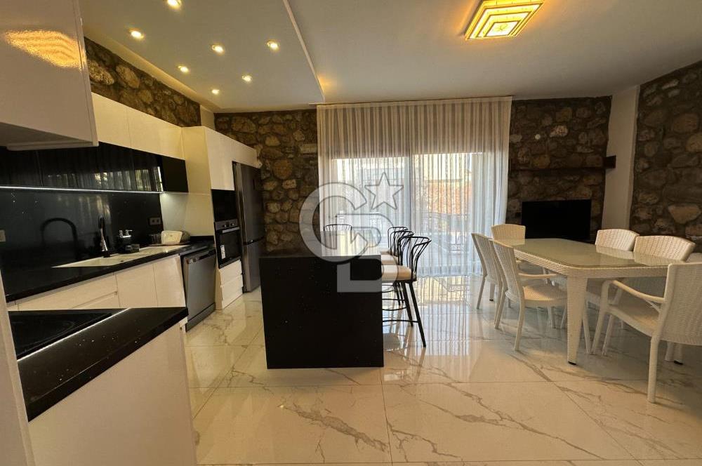 Urla İçmeler'de Denize Nazır Müstakil Havuzlu Satılık Taş Villa