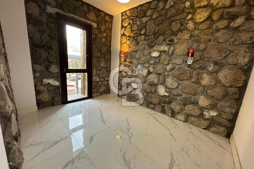 Urla İçmeler'de Denize Nazır Müstakil Havuzlu Satılık Taş Villa