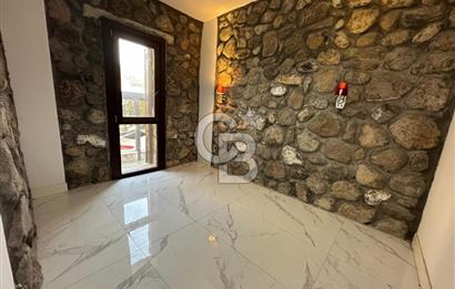 Urla İçmeler'de Denize Nazır Müstakil Havuzlu Satılık Taş Villa