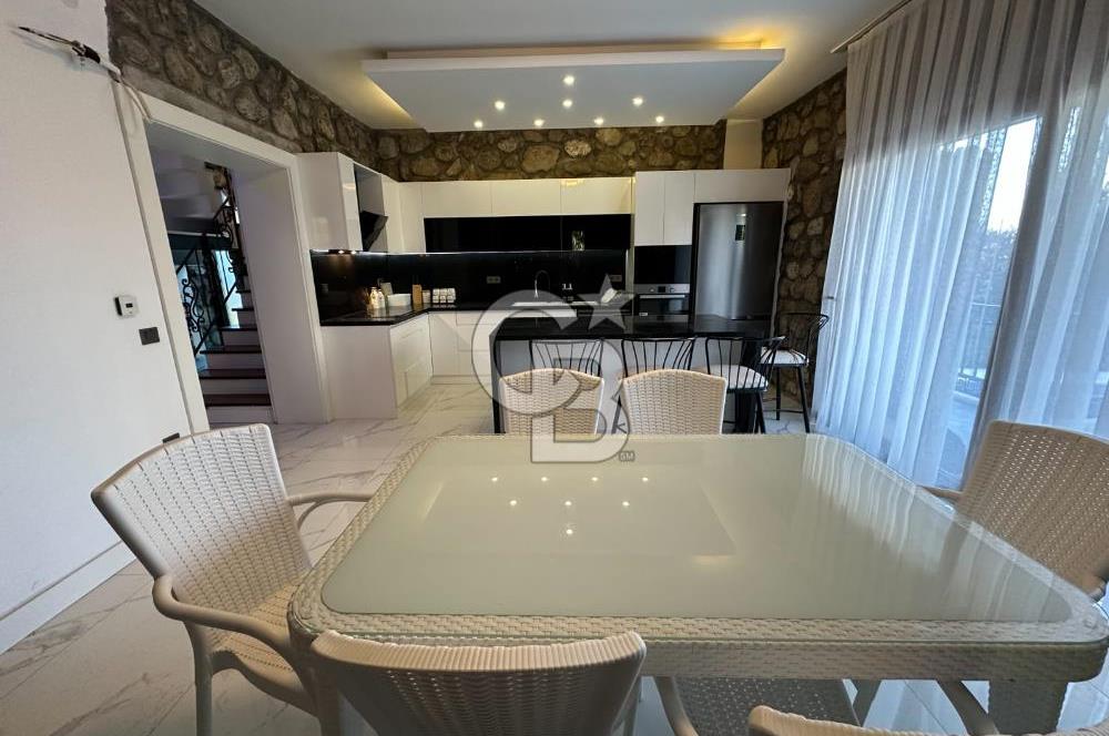 Urla İçmeler'de Denize Nazır Müstakil Havuzlu Satılık Taş Villa
