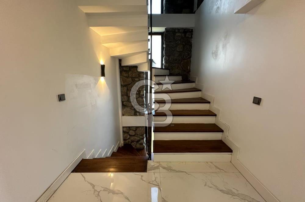 Urla İçmeler'de Denize Nazır Müstakil Havuzlu Satılık Taş Villa