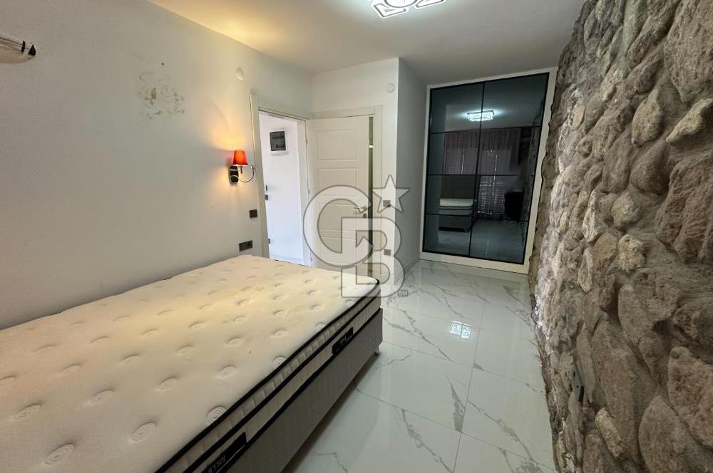 Urla İçmeler'de Denize Nazır Müstakil Havuzlu Satılık Taş Villa