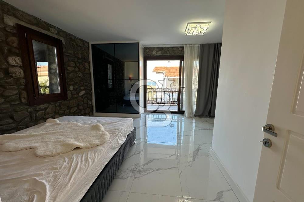 Urla İçmeler'de Denize Nazır Müstakil Havuzlu Satılık Taş Villa