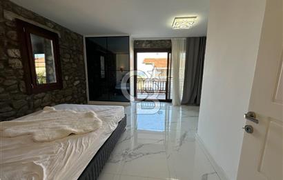 Urla İçmeler'de Denize Nazır Müstakil Havuzlu Satılık Taş Villa
