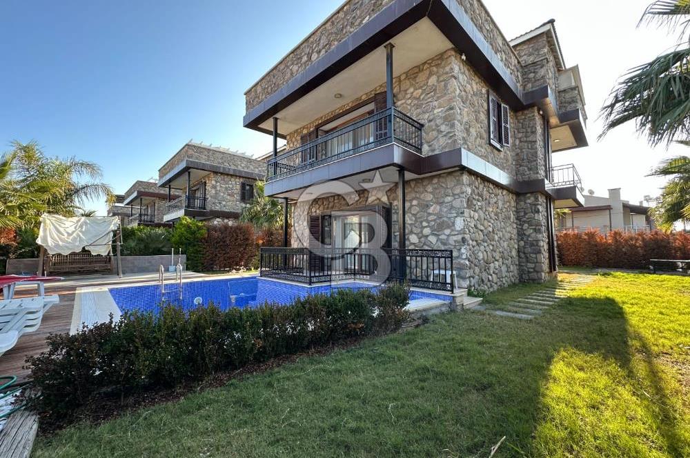 Urla İçmeler'de Denize Nazır Müstakil Havuzlu Satılık Taş Villa