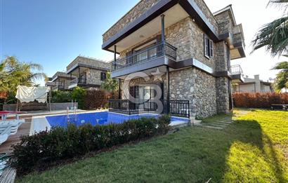 Urla İçmeler'de Denize Nazır Müstakil Havuzlu Satılık Taş Villa