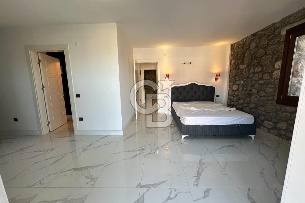 Urla İçmeler'de Denize Nazır Müstakil Havuzlu Satılık Taş Villa