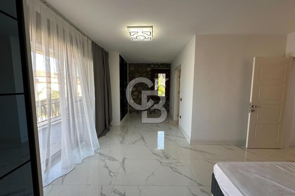 Urla İçmeler'de Denize Nazır Müstakil Havuzlu Satılık Taş Villa
