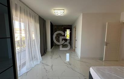 Urla İçmeler'de Denize Nazır Müstakil Havuzlu Satılık Taş Villa