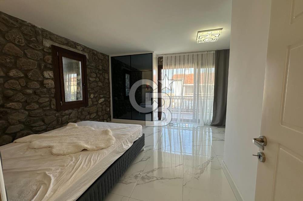 Urla İçmeler'de Denize Nazır Müstakil Havuzlu Satılık Taş Villa