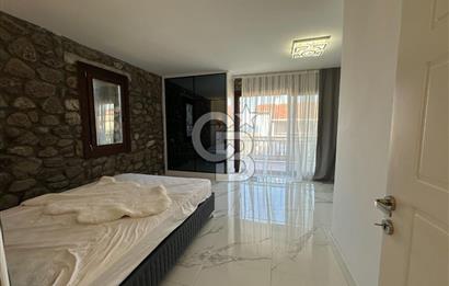 Urla İçmeler'de Denize Nazır Müstakil Havuzlu Satılık Taş Villa