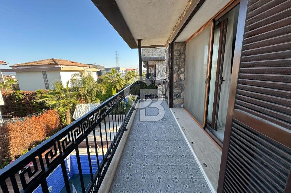 Urla İçmeler'de Denize Nazır Müstakil Havuzlu Satılık Taş Villa
