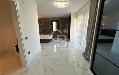 Urla İçmeler'de Denize Nazır Müstakil Havuzlu Satılık Taş Villa