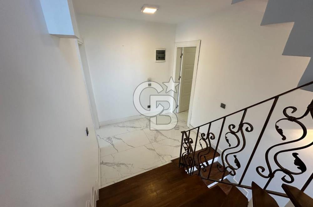 Urla İçmeler'de Denize Nazır Müstakil Havuzlu Satılık Taş Villa