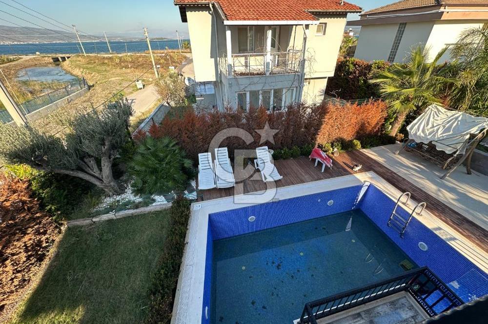 Urla İçmeler'de Denize Nazır Müstakil Havuzlu Satılık Taş Villa