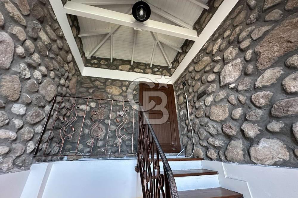 Urla İçmeler'de Denize Nazır Müstakil Havuzlu Satılık Taş Villa
