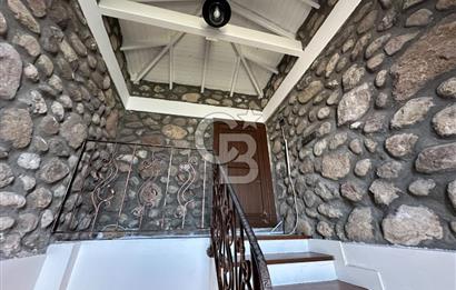 Urla İçmeler'de Denize Nazır Müstakil Havuzlu Satılık Taş Villa