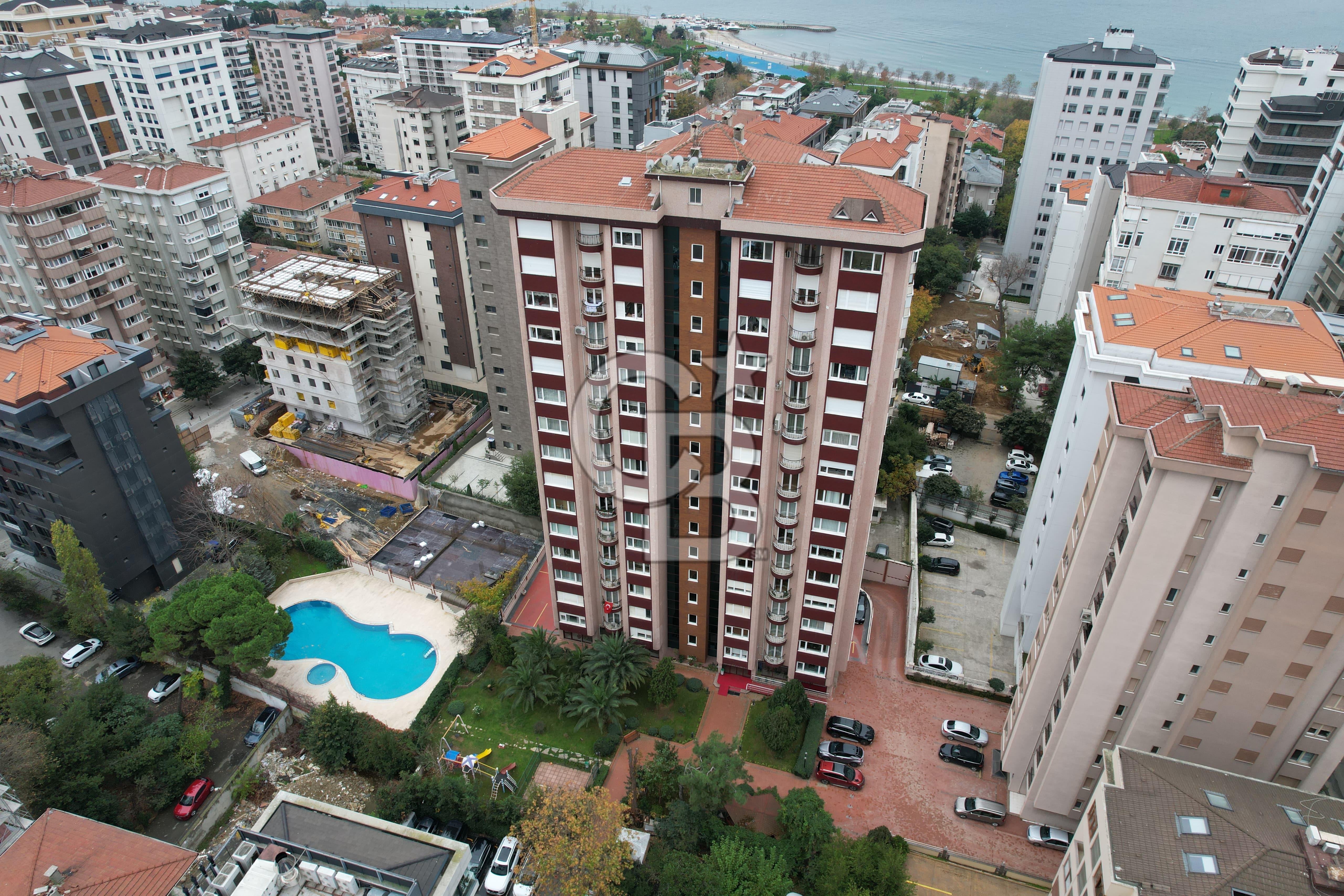 ERENKÖY'DE DENİZ MANZARALI CADDEYE 1. DK 4+1 225M2 BALKONLU