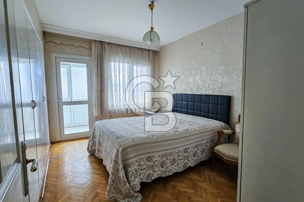Kuşadası Ege Mahallesinde Havuzlu Sitede Deniz Manzaralı 4+1 Bakımlı Daire
