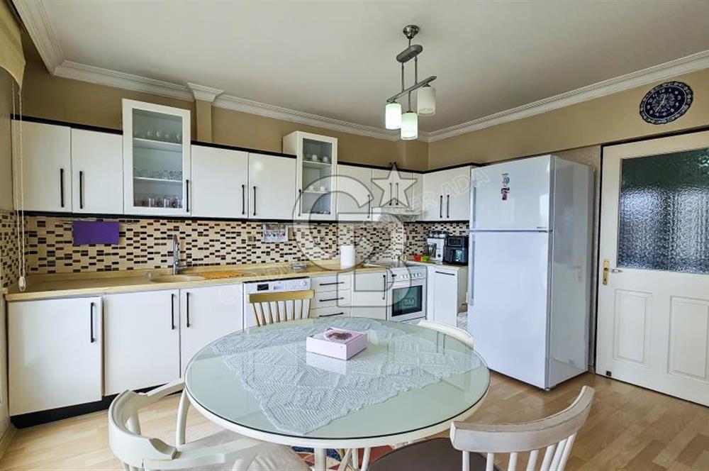 Kuşadası Ege Mahallesinde Havuzlu Sitede Deniz Manzaralı 4+1 Bakımlı Daire