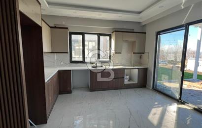 BAŞİSKELE'DE DENİZ MANZARALI MÜSTAKİL BAHÇELİ 4+1 SATILIK VİLLA