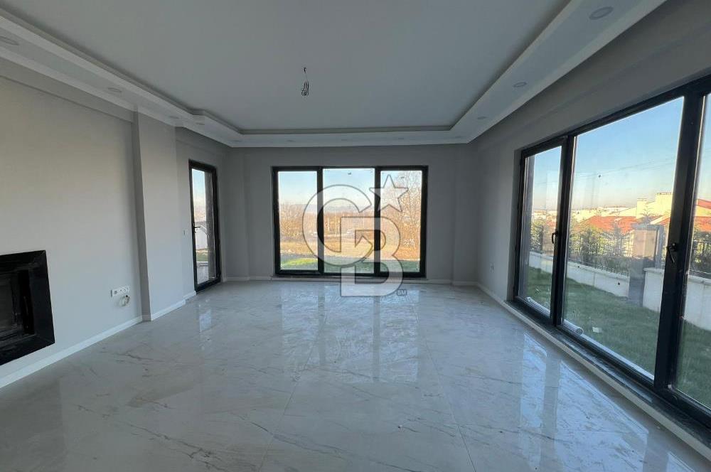 BAŞİSKELE'DE DENİZ MANZARALI MÜSTAKİL BAHÇELİ 4+1 SATILIK VİLLA