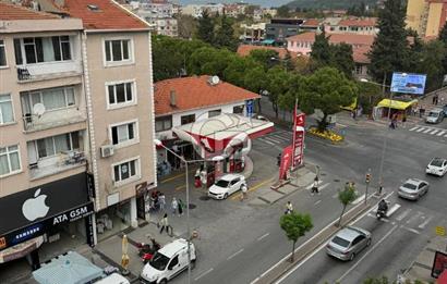 ÇANAKKALE MERKEZ ŞEHRİN GÖBEGİNDE KISMİ BOGAZ MANZARALI FULL EŞYALI 2+1 SATILIK DAİRE 