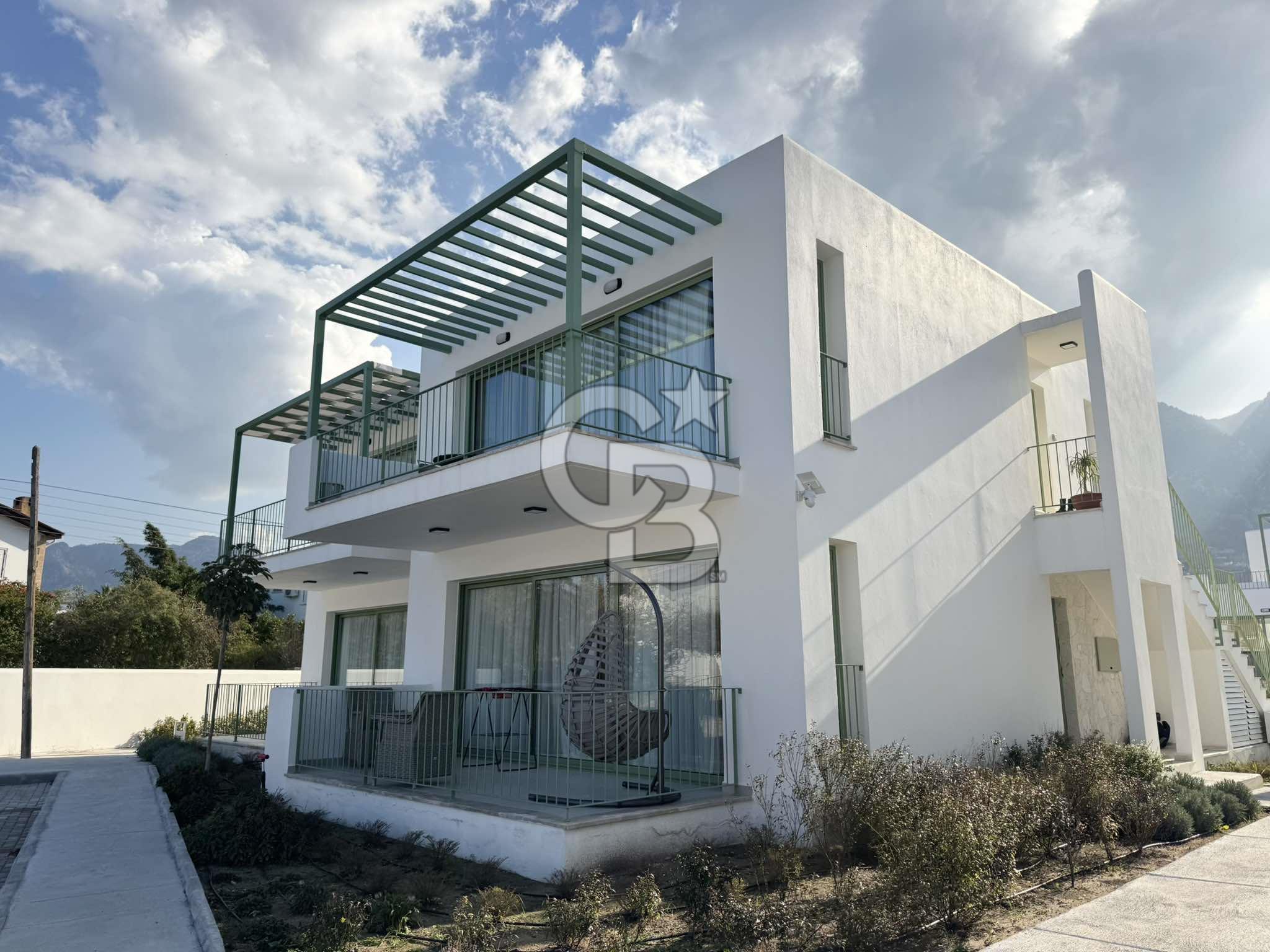 Tek Yetkili Kıbrıs Girne Lapta da Denize Sıfır Site de Ful Eşyalı 2+1 Çok Özel Bahçe Katı