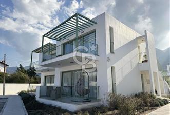 Tek Yetkili Kıbrıs Girne Lapta da Denize Sıfır Site de Ful Eşyalı 2+1 Çok Özel Bahçe Katı