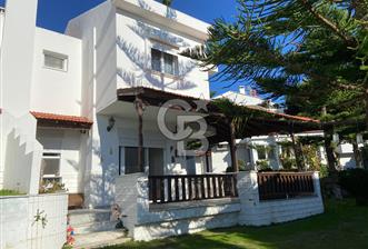 Çeşme Çiftlikköy Denize 100m Havuzlu Dubleks 3+1 Satılık Villa