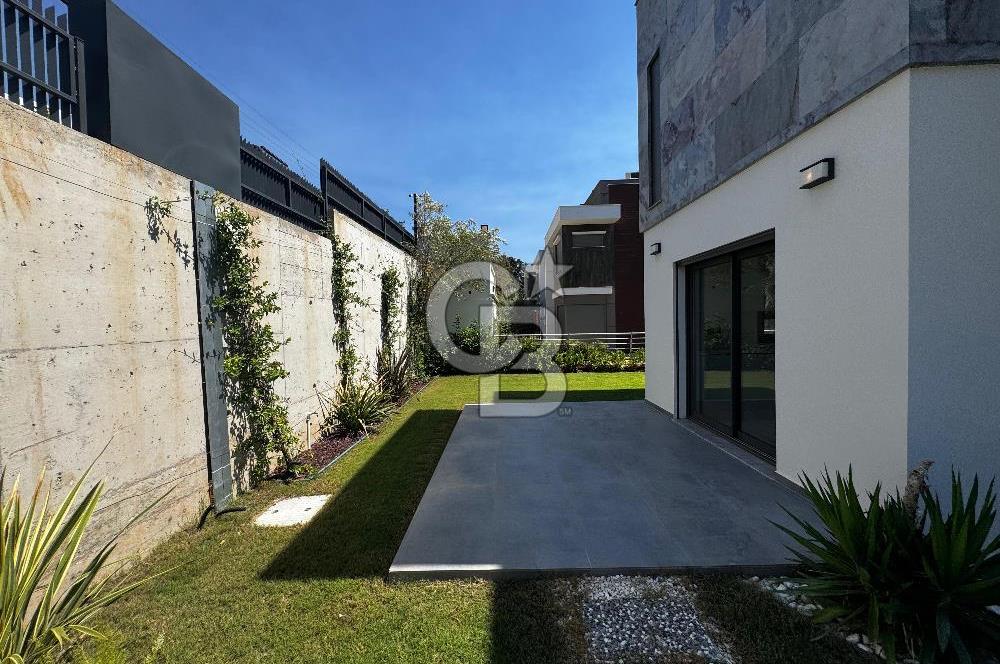 Güzelbahçe Kolejler Bölgesin'de Sıfır Havuzlu 4+2 Villa