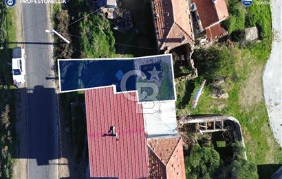Karaburun Parlak Köyiçi'nde İki Katlı Taş Ev