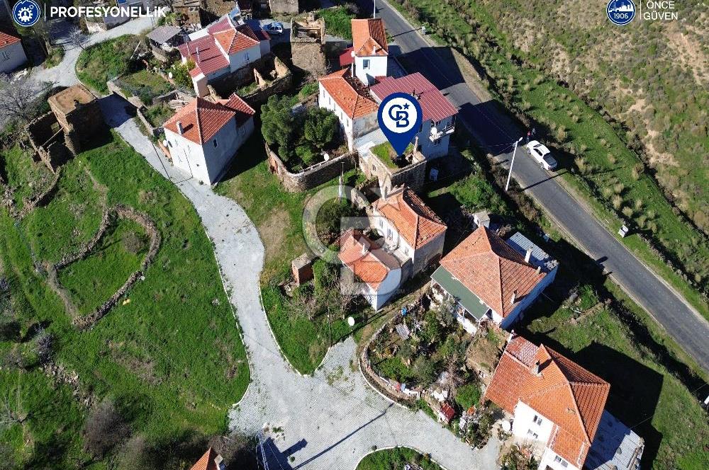 Karaburun Parlak Köyiçi'nde İki Katlı Taş Ev