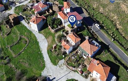 Karaburun Parlak Köyiçi'nde İki Katlı Taş Ev
