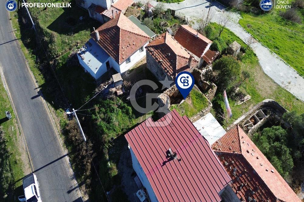 Karaburun Parlak Köyiçi'nde İki Katlı Taş Ev