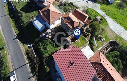 Karaburun Parlak Köyiçi'nde İki Katlı Taş Ev