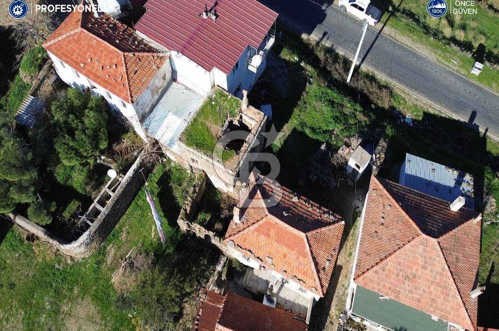 Karaburun Parlak Köyiçi'nde İki Katlı Taş Ev