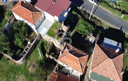 Karaburun Parlak Köyiçi'nde İki Katlı Taş Ev