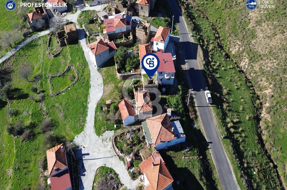 Karaburun Parlak Köyiçi'nde İki Katlı Taş Ev