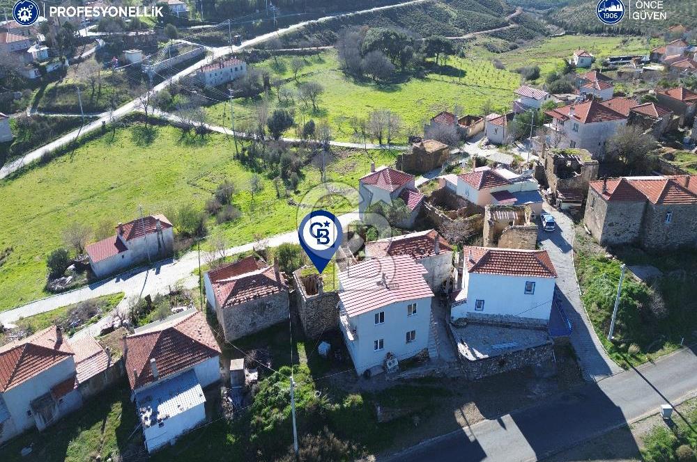 Karaburun Parlak Köyiçi'nde İki Katlı Taş Ev
